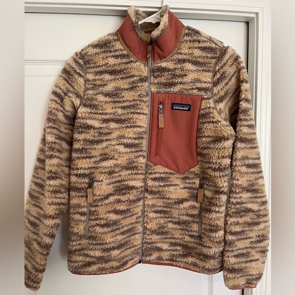 Patagonia lined ski coat size small worn once. Multi colored